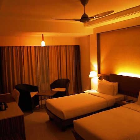 Kapila Business Hotel Пюн Екстериор снимка