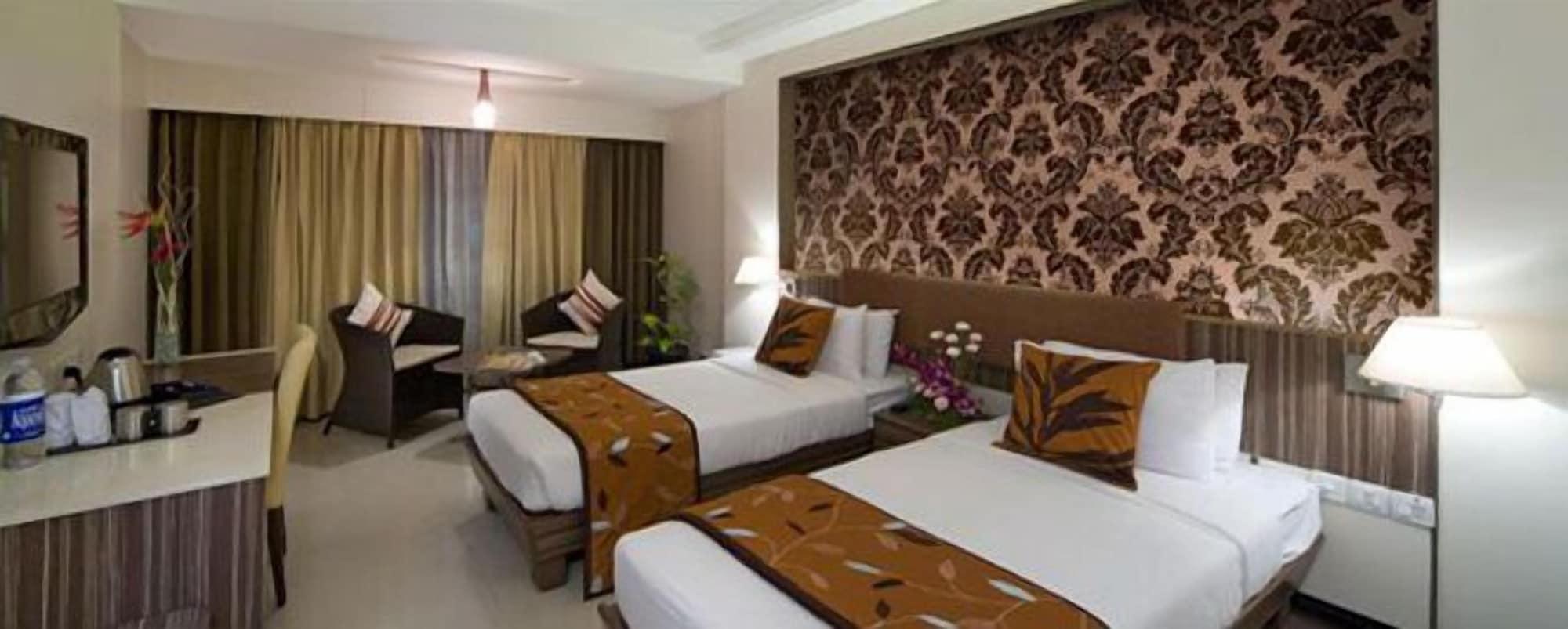 Kapila Business Hotel Пюн Екстериор снимка