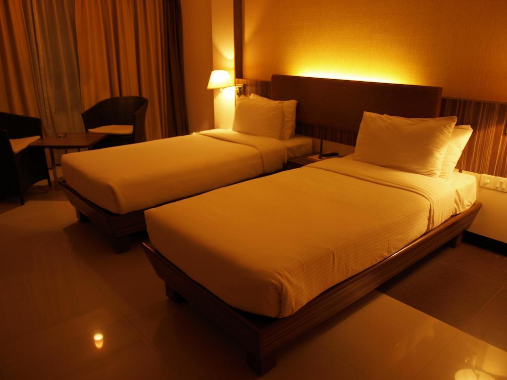 Kapila Business Hotel Пюн Стая снимка