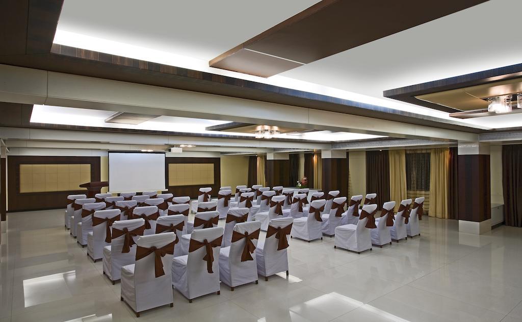 Kapila Business Hotel Пюн Екстериор снимка