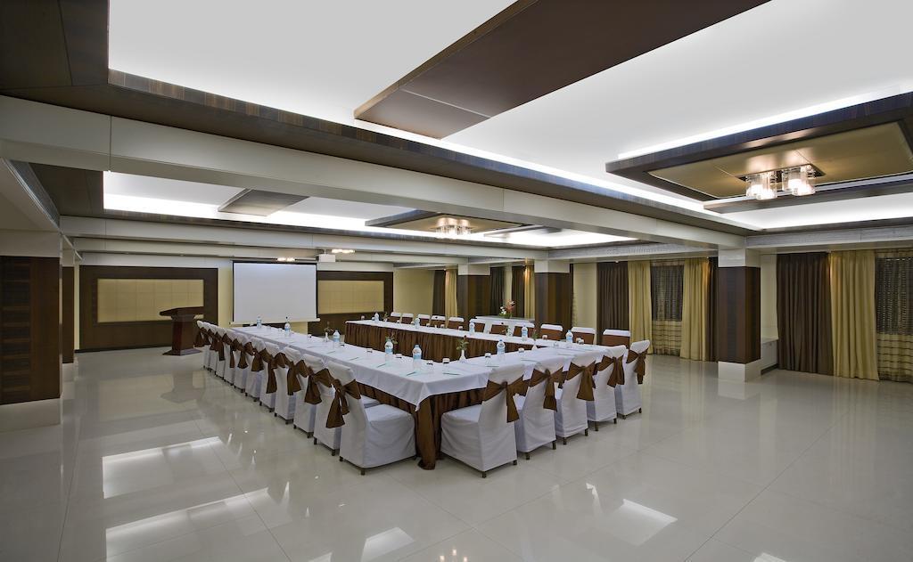 Kapila Business Hotel Пюн Екстериор снимка