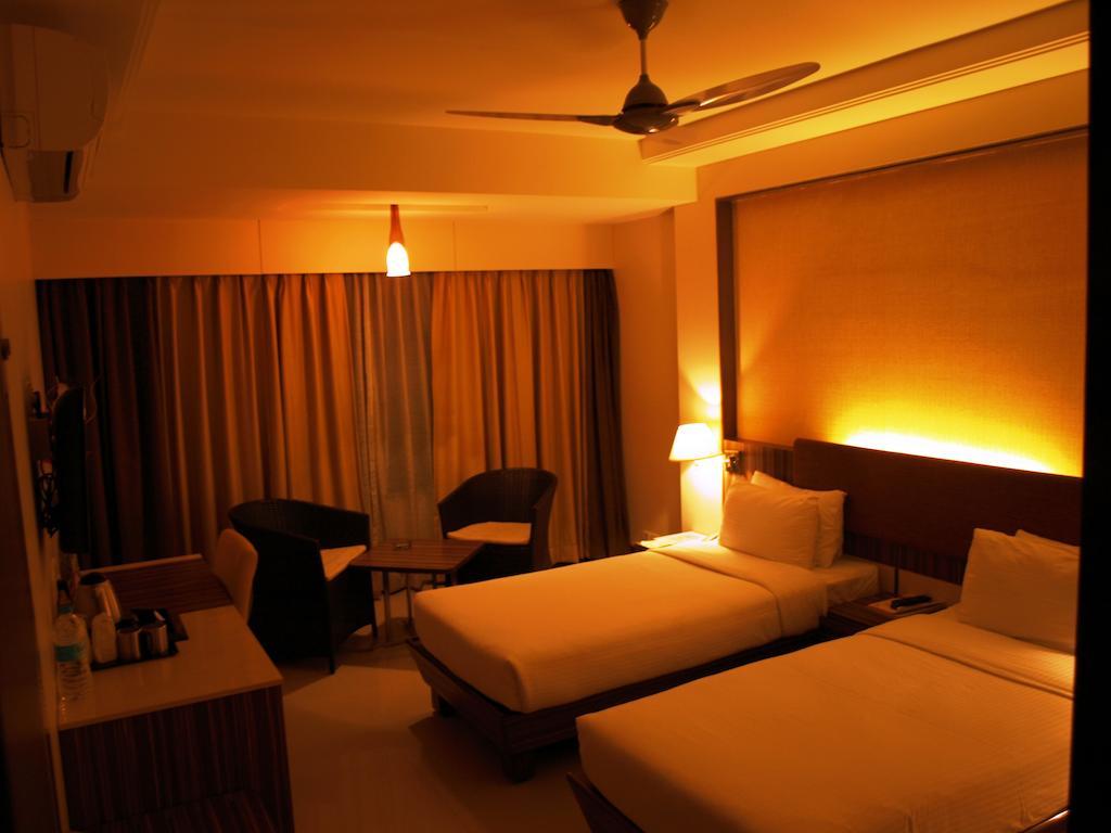 Kapila Business Hotel Пюн Екстериор снимка