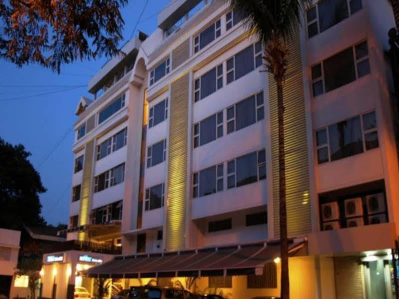 Kapila Business Hotel Пюн Екстериор снимка