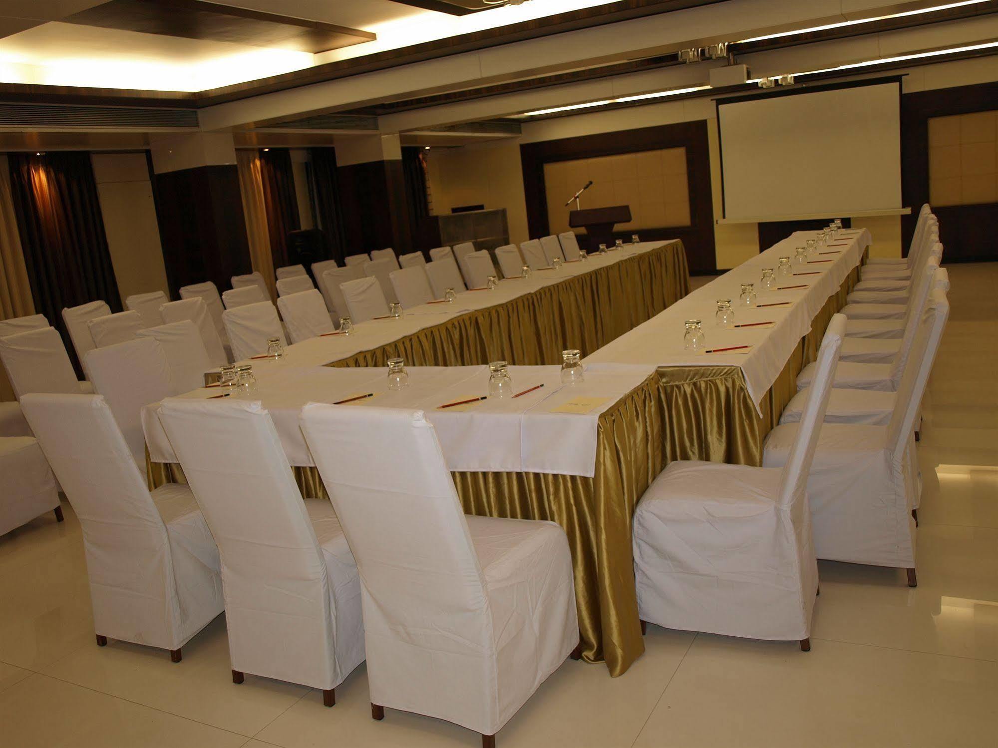 Kapila Business Hotel Пюн Екстериор снимка