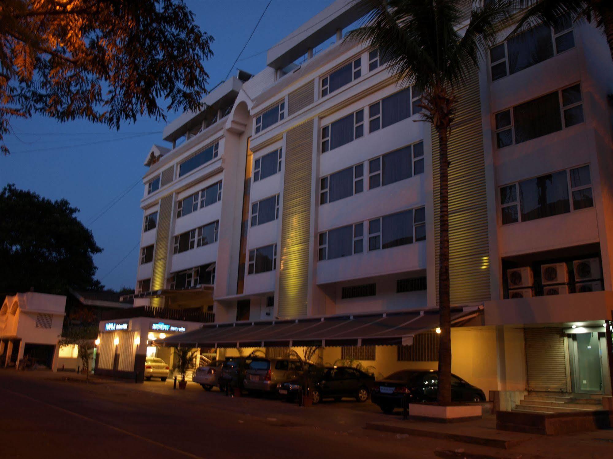 Kapila Business Hotel Пюн Екстериор снимка