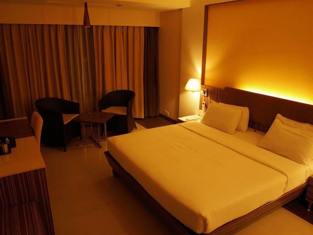 Kapila Business Hotel Пюн Екстериор снимка