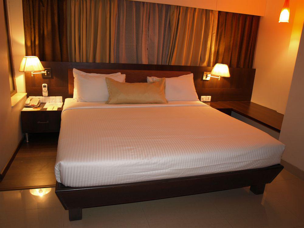 Kapila Business Hotel Пюн Екстериор снимка